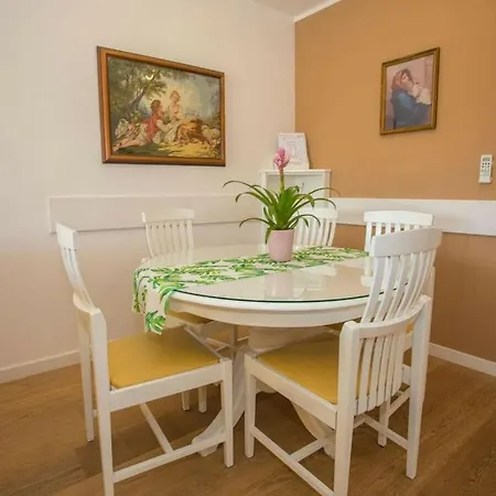 With 2 Bedrooms Semesterbostad *